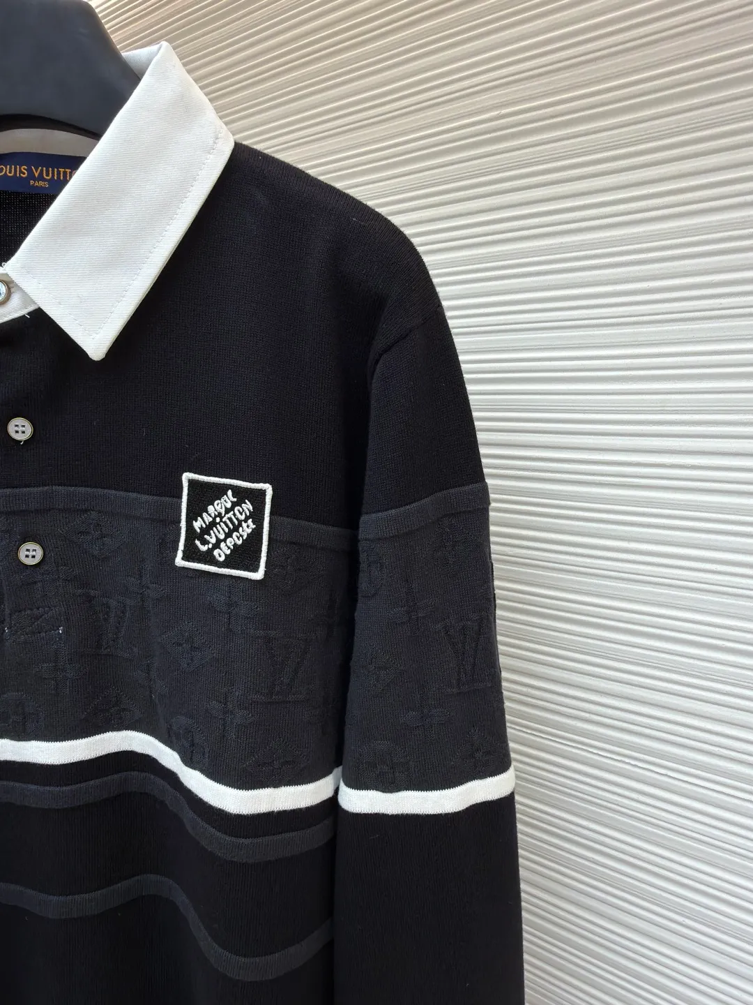 LOUIS VUITTON Jacquard long-sleeved polo shirt ●Original version: Purchased and developed for 13400 ●Item number: 1681522-B00 ●Fabric: combed cotton gauze fabric ●Technology: Jacquard production ●Color: black ●Version: Fitted version ●Weight: about 440 grams ●Size: S-M-L-XL ●Description: Soft and elastic to the touch, with excellent warmth retention and breathability. The classic lapel design fits the curve of the neck and is comfortable to wear. The knitted texture on the surface of the clothes is fine and even, showing a deep black tone, simple and elegant. The brand logo on the chest adopts precise embroidery technology, with delicate details and strong three-dimensional effect. Tailored fit to fit your body shape, showing an elegant and capable style. The ribbed design on the cuffs and hem not only increases wearing comfort, but also effectively prevents cold wind from intruding. Every stitch and thread is strictly controlled to ensure the durability and sophistication of the polo shirt. Whether it is a daily outing or a casual party, this Polo shirt can be easily worn and is an indispensable fashion item in the wardrobe. The overall wiring is straight and delicate, the fabric is comfortable and soft, and the color is consistent without color difference. It can be matched with the same style to create a fashionable look and control various occasions. Customized accessories, complete with three standards, same style for men and women!